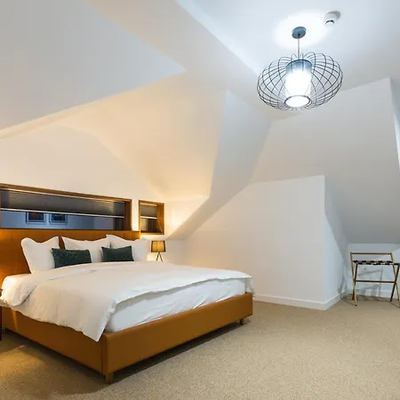 Upperhouse & 3* Brașov