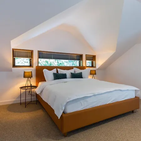 Upperhouse & 3* Brasov