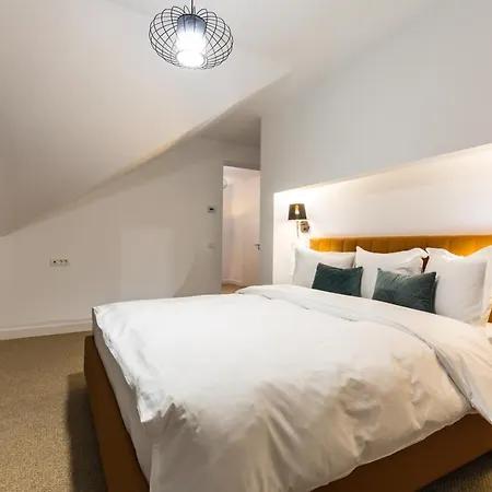 Upperhouse & 3* Brasov
