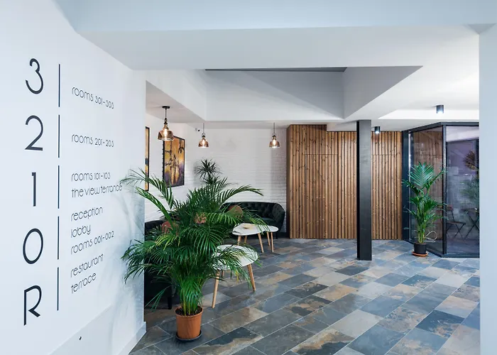 Upperhouse & 3* Brassó