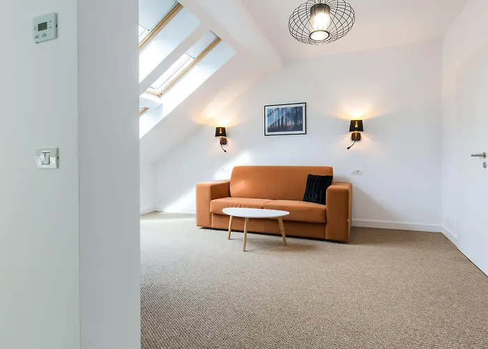 Upperhouse & 3* Brassó