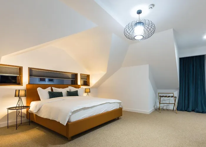 Upperhouse & 3* Braşov